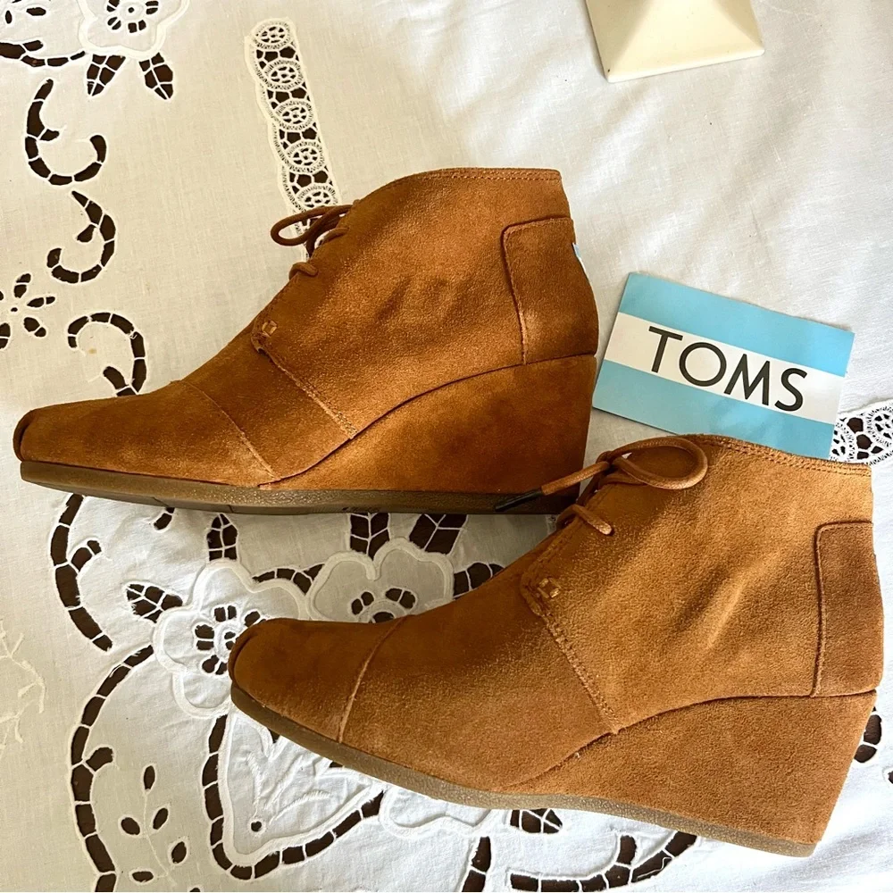 TOMS cute  Desert Bootie Wedge size 9.5 Chestnut suede New with original…